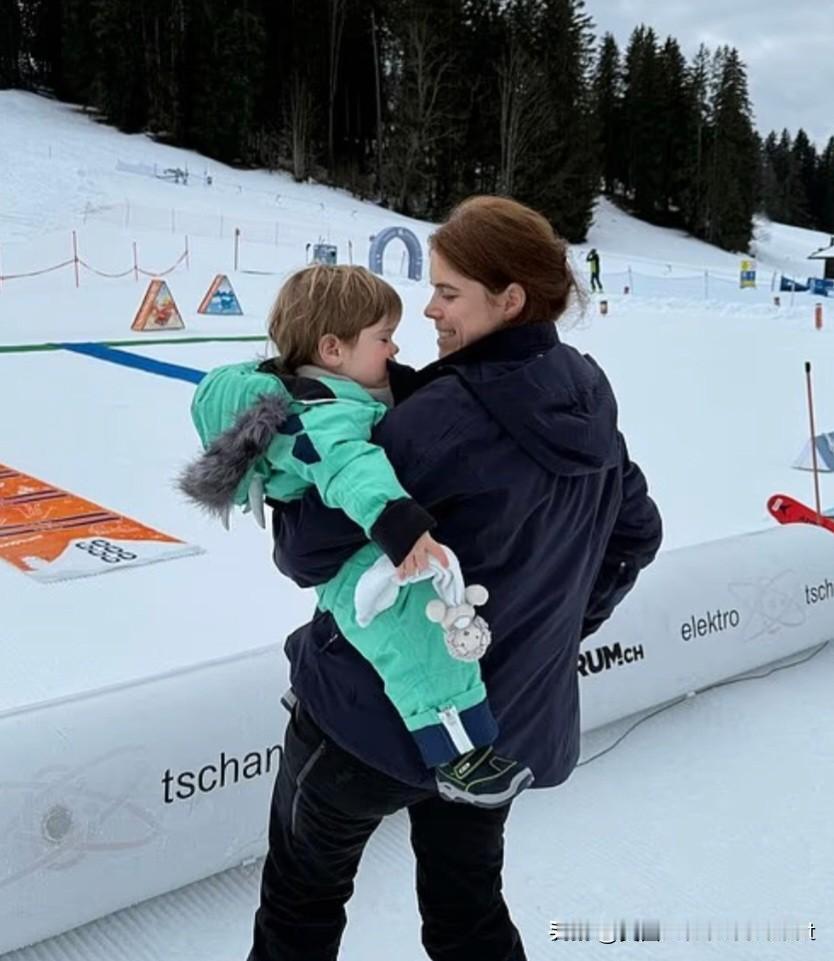 安德鲁被捕时，尤金妮正滑雪度假！在她爹生日当天接受警方讯问，她妈莎拉·弗格森担