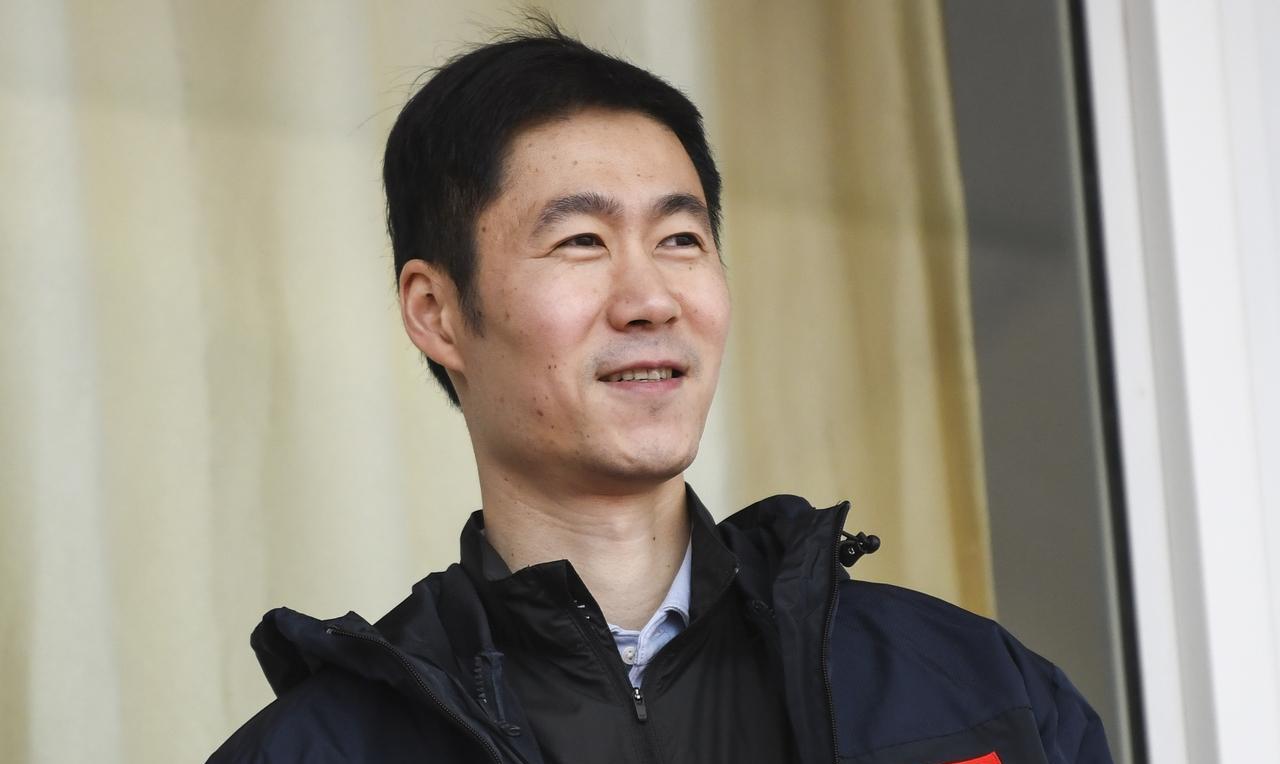 乒坛黑嘴贺晓龙总结新任中国乒协主席王励勤的三大功绩，第一，王曼昱多了好几个代言；