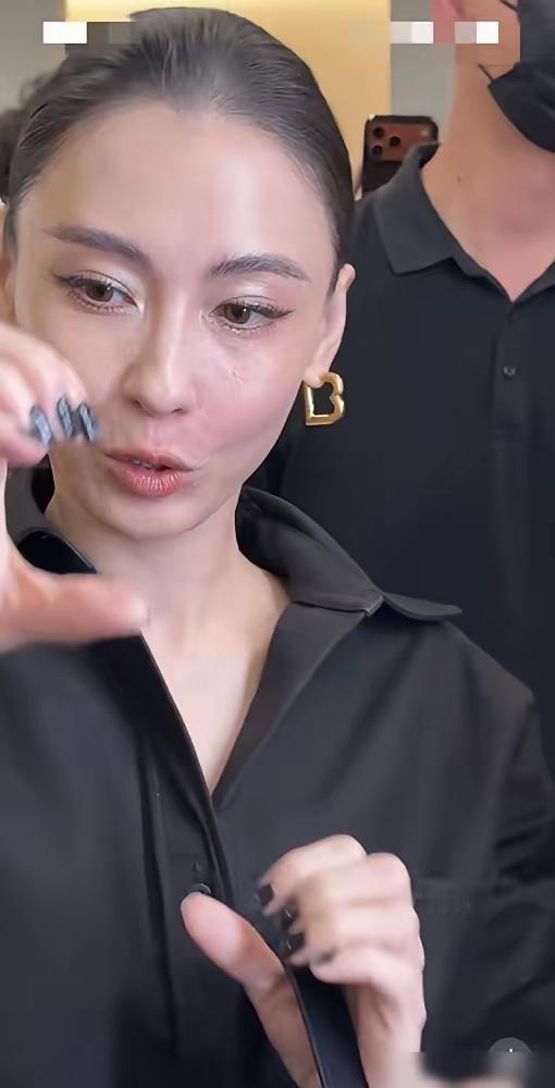 张柏芝生图怼脸直出，素颜感尽显岁月痕迹。近日，张柏芝现身线下活动，一组无滤镜