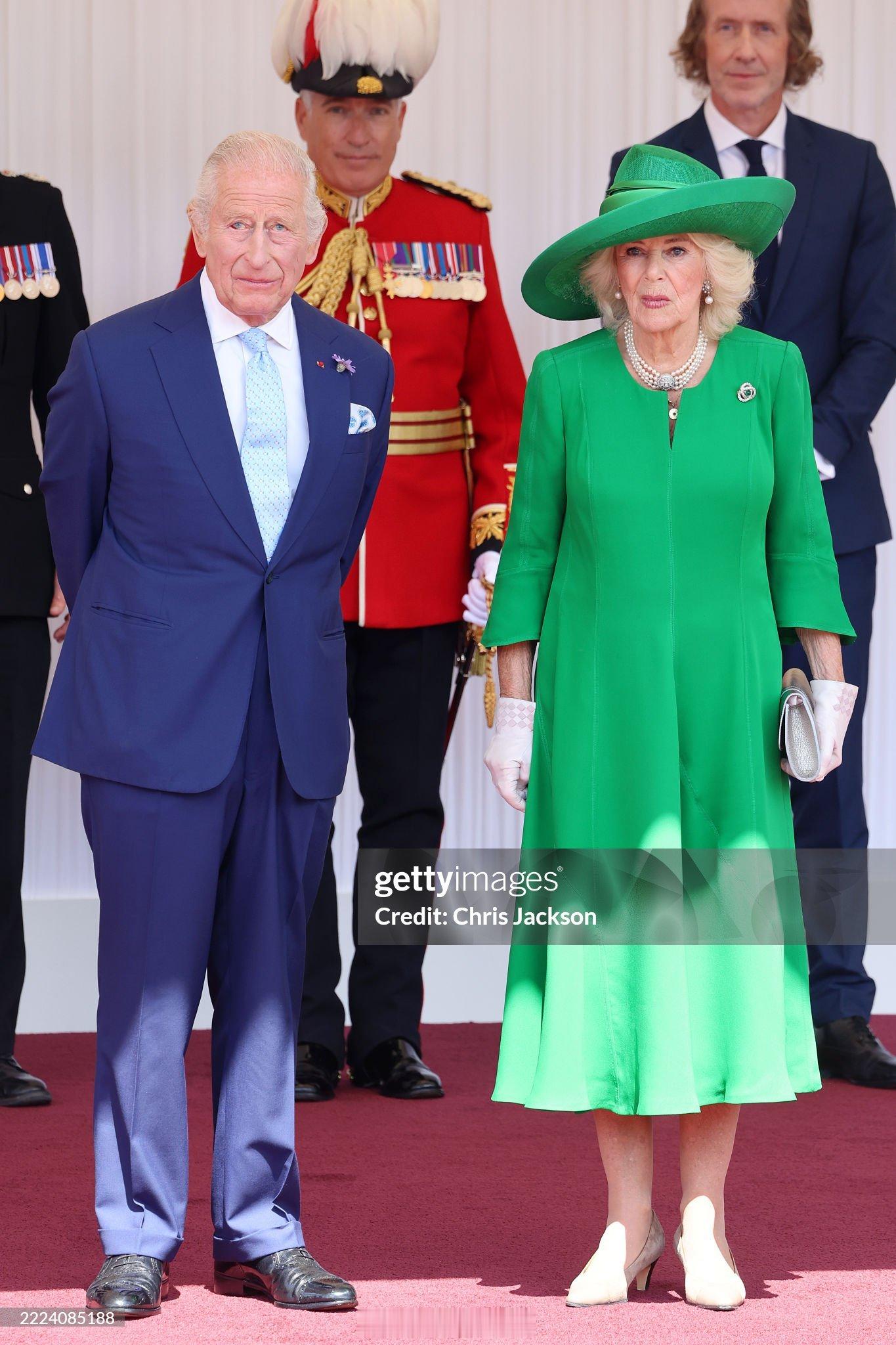 英国王室据消息，查尔斯三世的右眼突然一夜之间发生一根血管爆裂，导致他