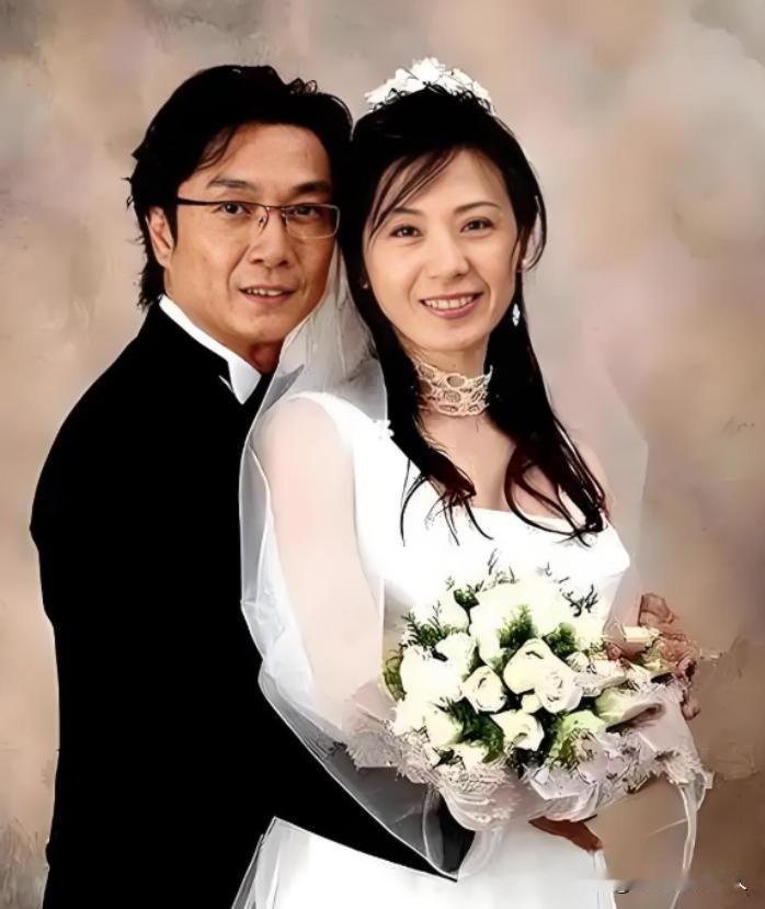 1992年，43岁的刘松仁在飞机上，看上了小他20岁的泰国空姐，于是，就开始砸钱