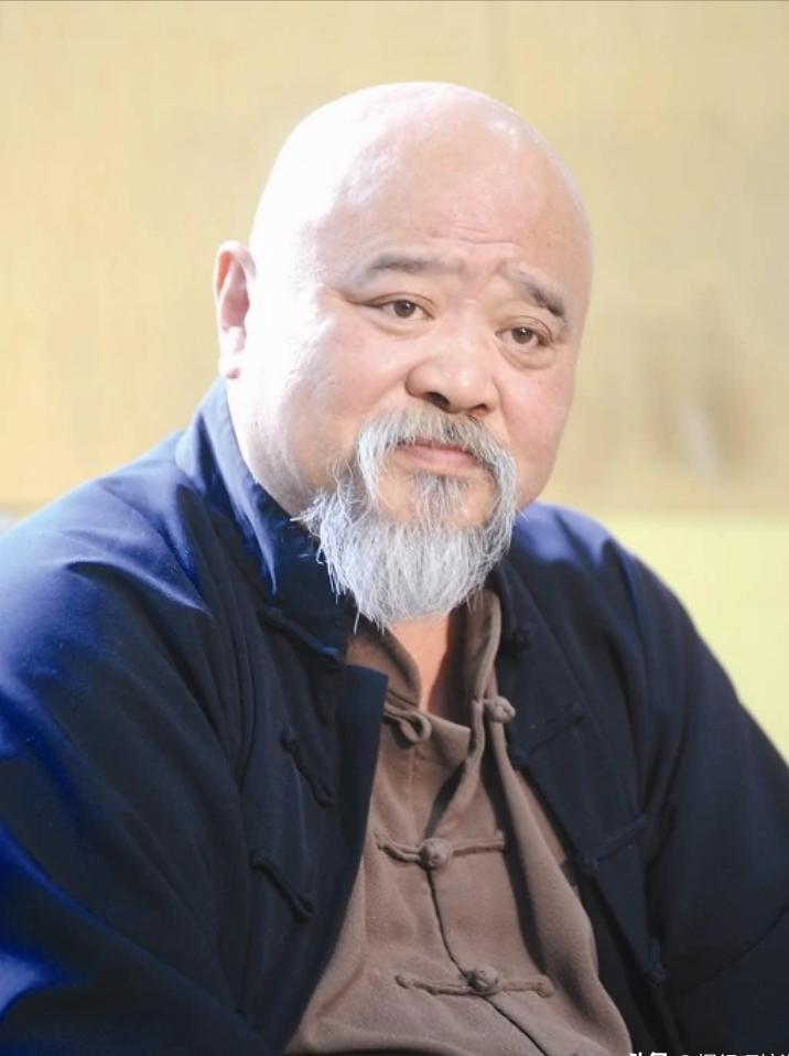 68岁演员李琦退休后，在街头卖烤串。路人前往问价，李琦笑呵呵地说：“市面上5块钱