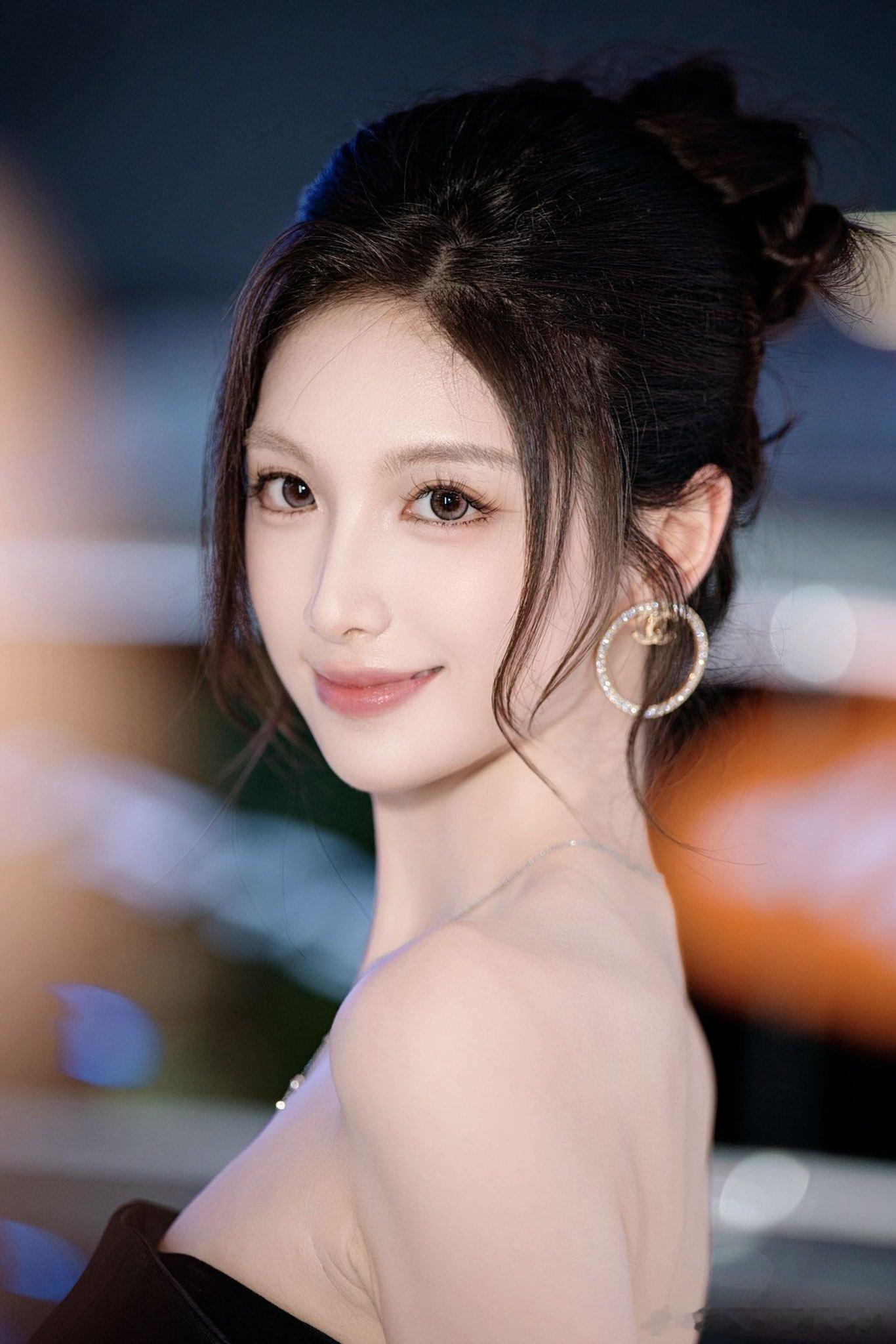 不得不佩服小米，正经事不干，全放在营销上了🤣这次成都车展找了个超模（也有说是美