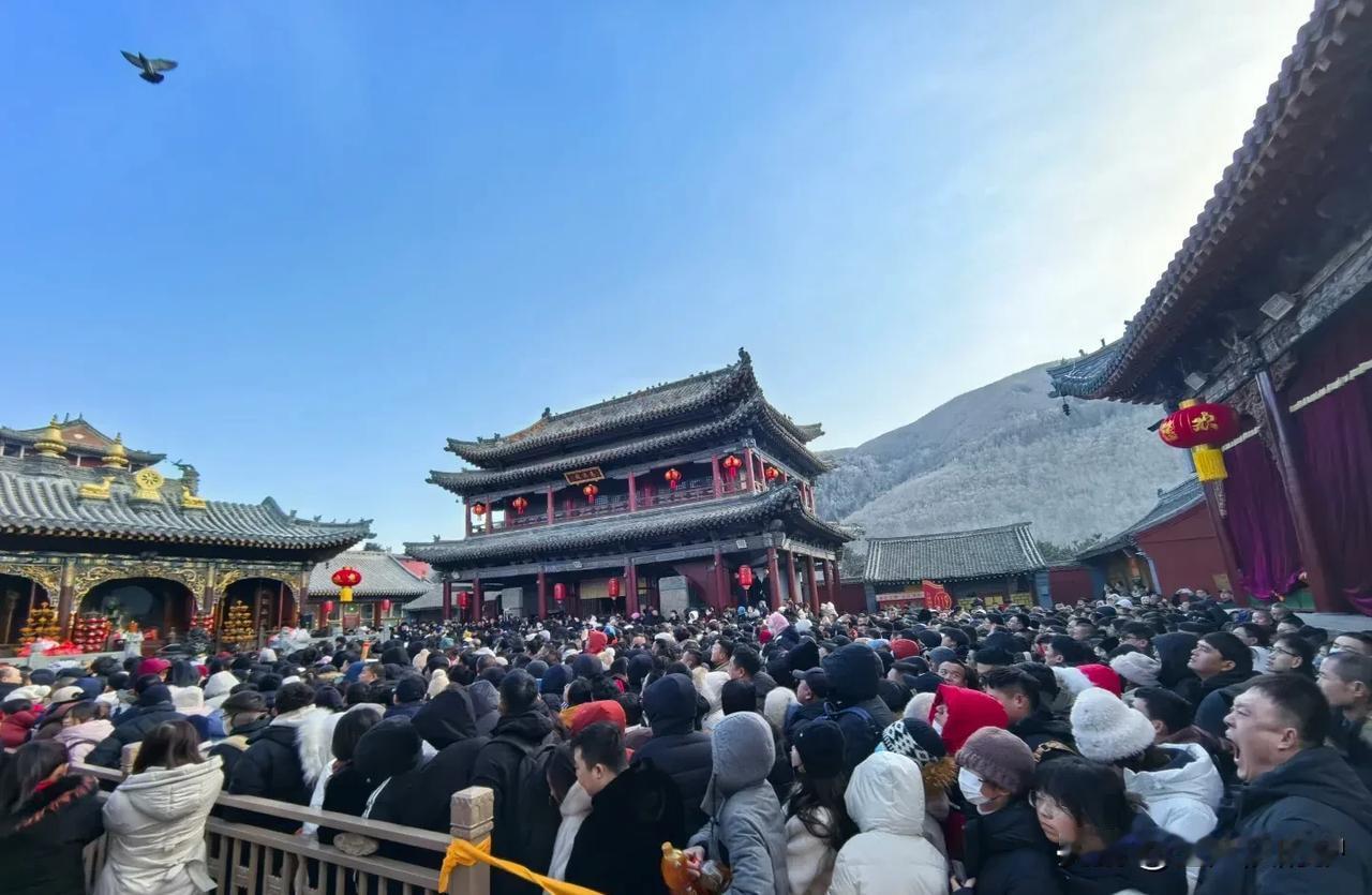 五台山，绝非普通的观景胜地，它是承载着无数人信仰与祈愿的“圣地”，却被当作普通景