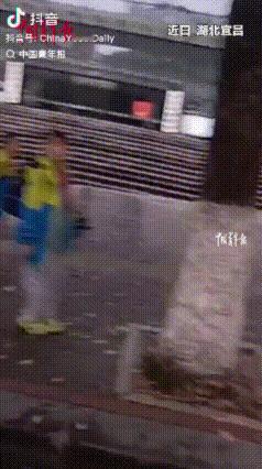 “太厉害了！”宜昌3名小学生户外玩耍的时候，不料发现了罂粟，他们没有害怕和畏惧，