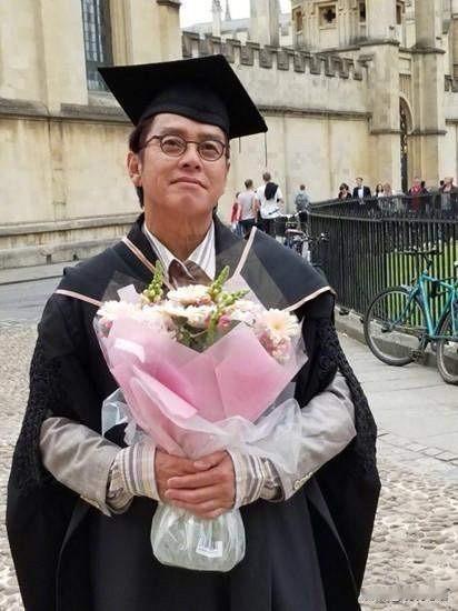 谭咏麟为什么有个绰号叫做“幸运伦”？难道就仅仅是因为他拿奖拿得多吗？其实这只