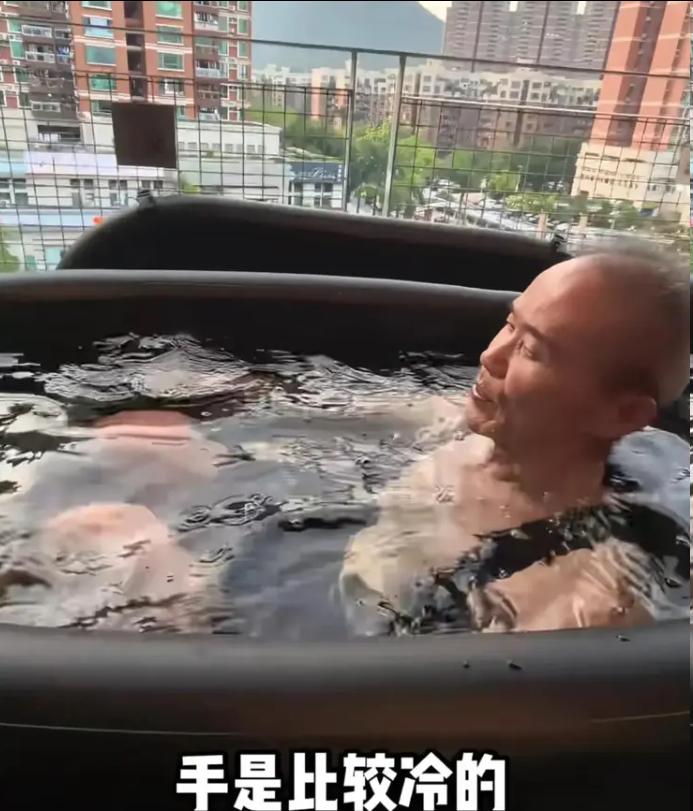网络流传的一段视频中，75岁的王石训练到力竭后，被人搀扶着泡进冰水里，评论区点赞