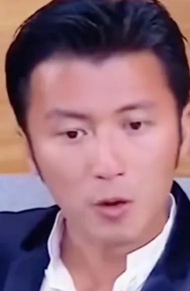 《在谢霆锋演唱会的光影里，我看见三种最动人的牵挂》场馆里的荧光棒还没亮起时