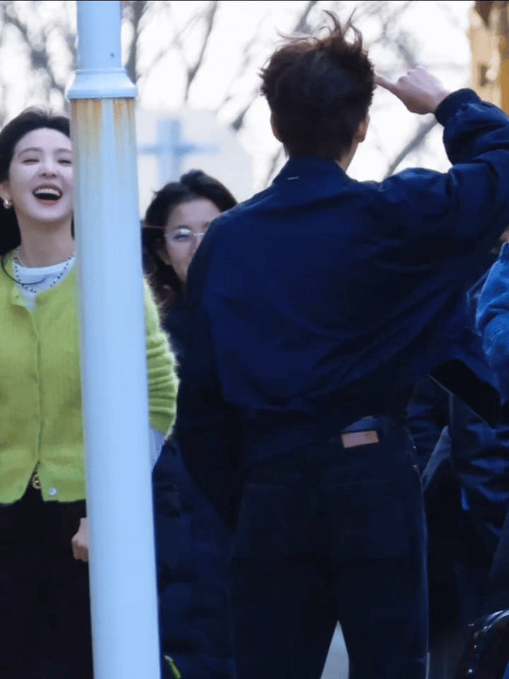 章若楠好有青春感，这件绿色毛衣太适合她了！