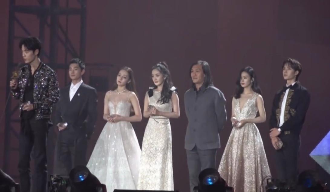 每次星光大赏19年都要出来营业2019年星光大赏盛——-“内娱白月光”杨幂、赵丽