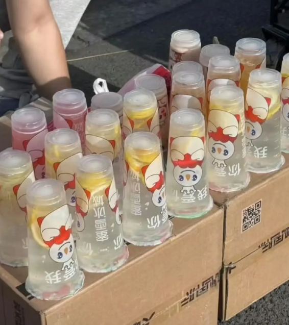 救命！被景区卖柠檬水的博主整破防了！原价4元成本3.4元的蜜雪冰城柠檬水，人家咔