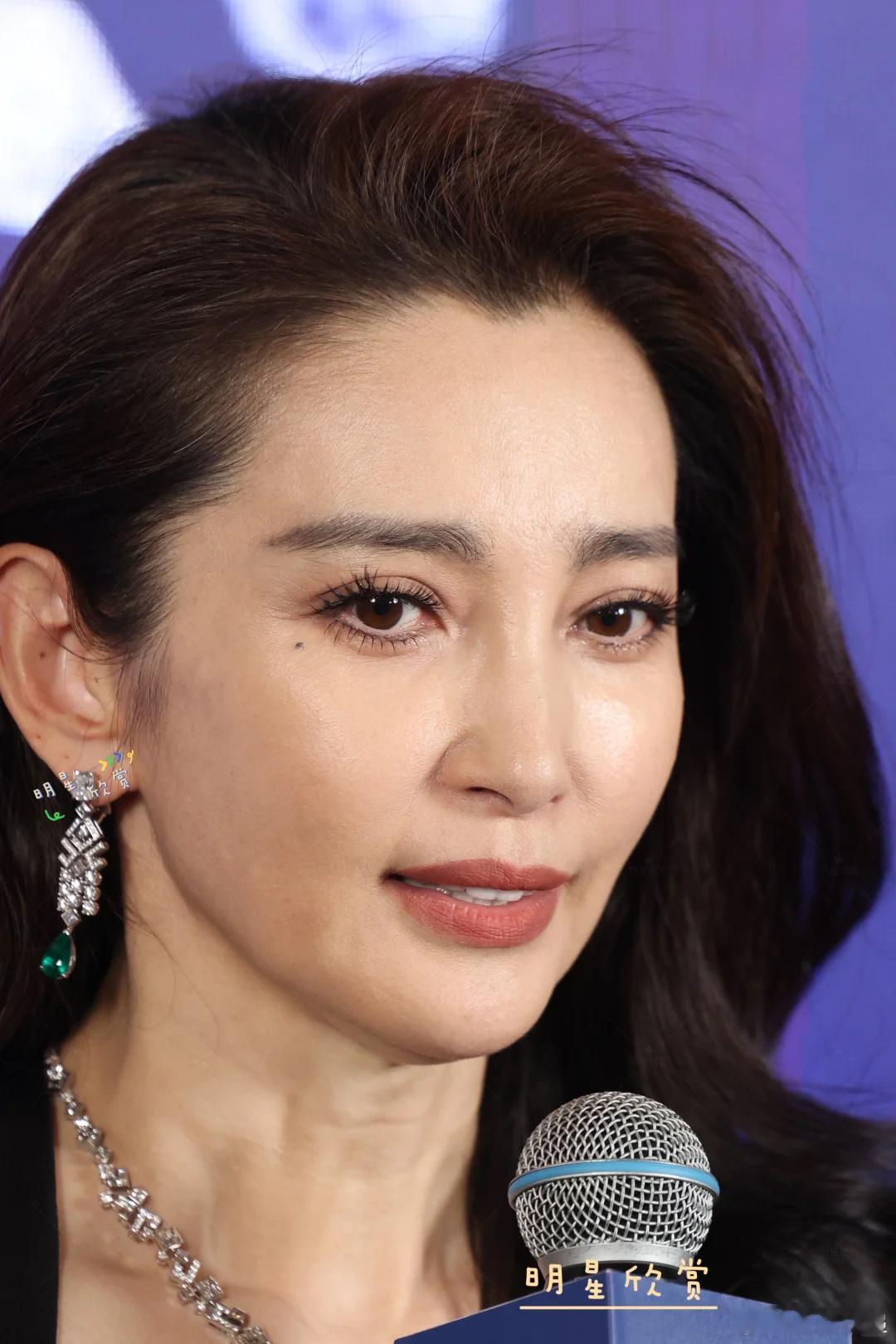 52岁李冰冰活动状态李冰冰251212上海品牌活动生图！当天李冰冰一袭黑色V领礼