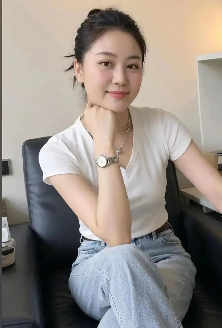 刷到一堆男生吐槽“我天天早安晚安，她连表情包都懒得回”，评论区齐刷刷一句：女的不