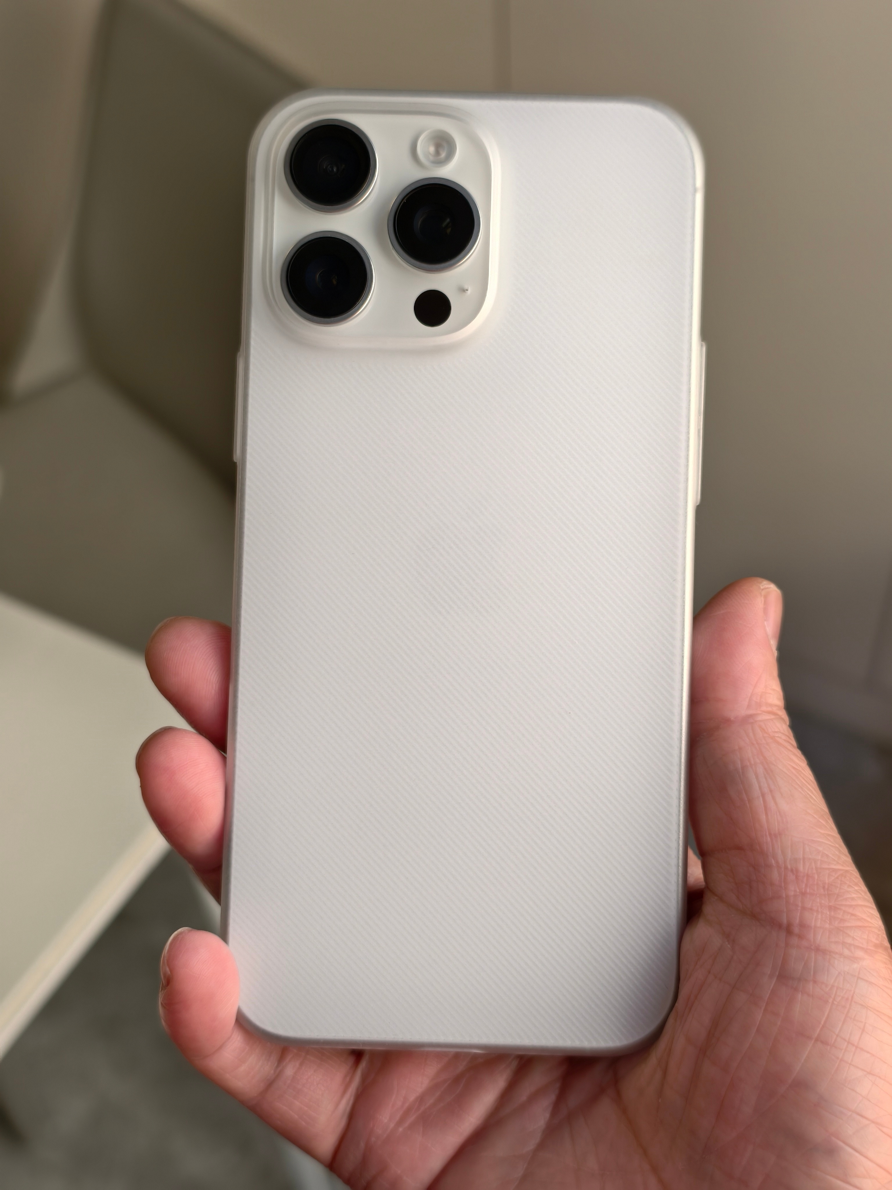我这个iPhone16ProMax用了四个月的013，换上pc斜隐后第一