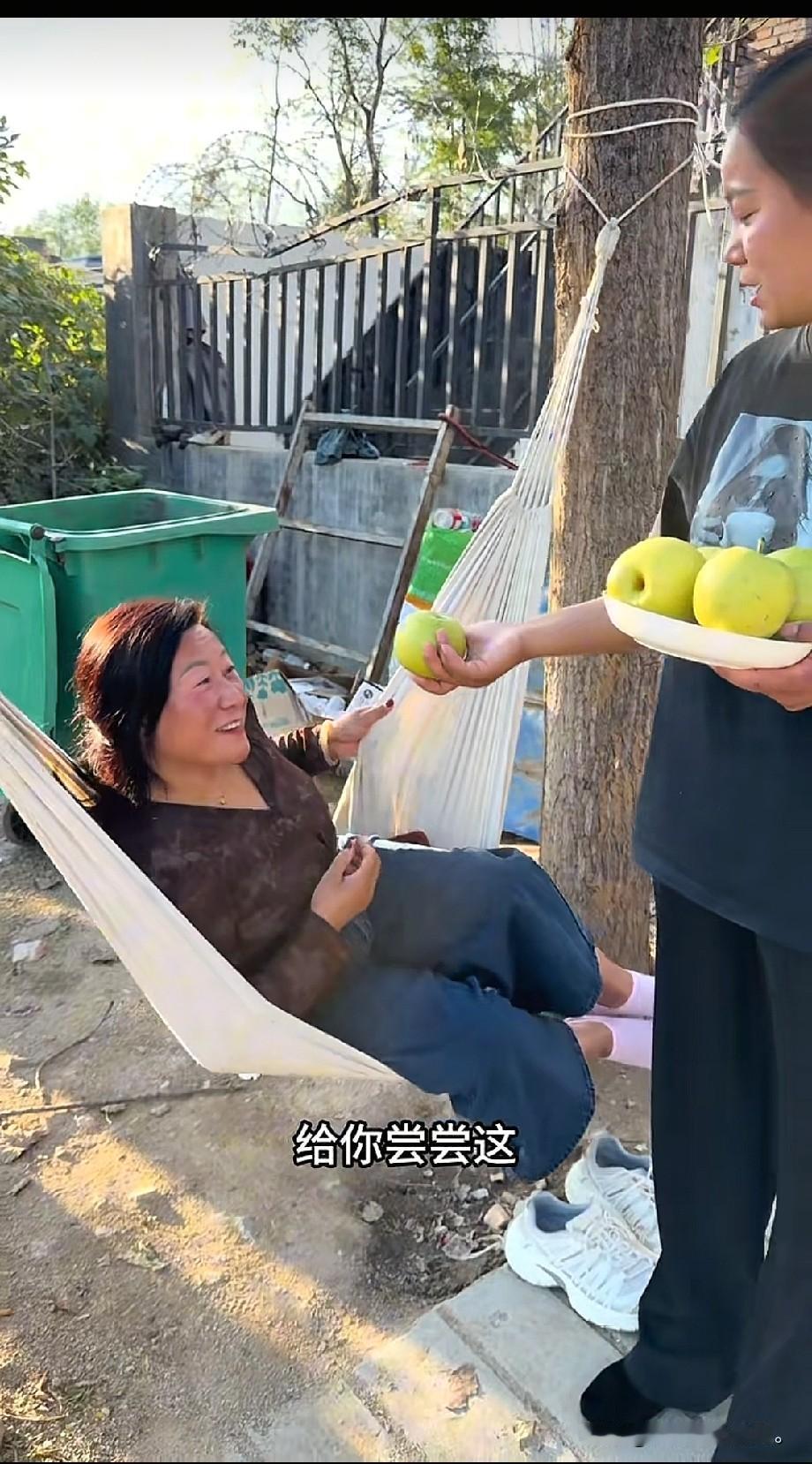 小故事！这李佳的养母天天赖在李佳这不肯走，就觉着在李佳这理能捞到好