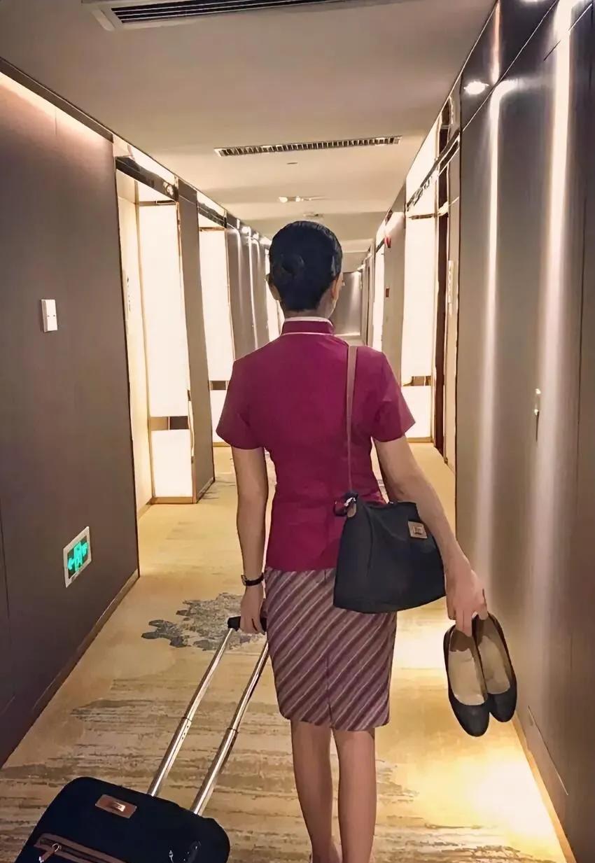 一名空姐在结束航班飞行之后，拖着疲惫的身体来到宾馆休息，为了缓解疲劳她把脚上穿的
