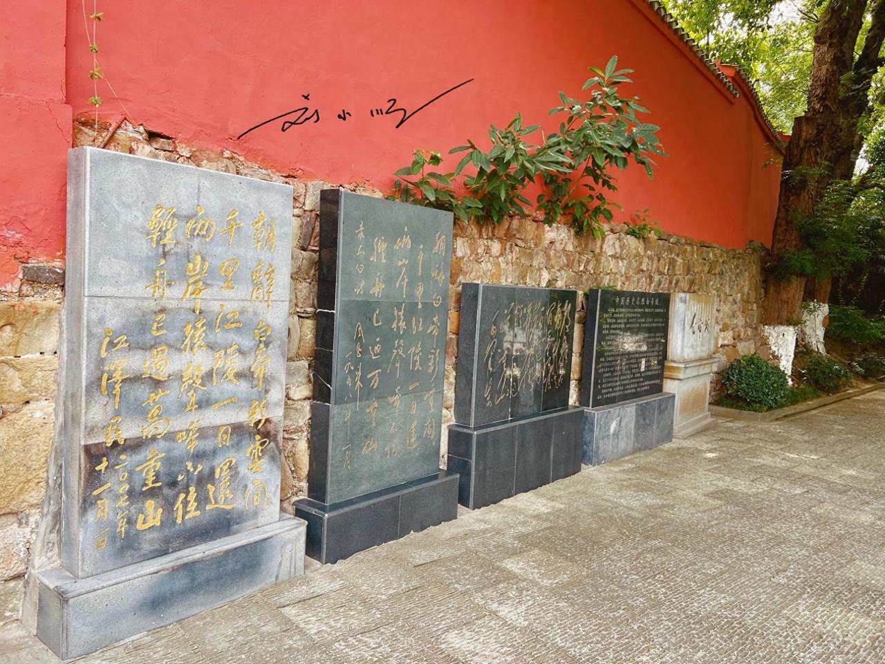 李白名篇《早发白帝城》中“朝辞白帝彩云间”的“白帝”，指的是如今重庆市奉节县的白