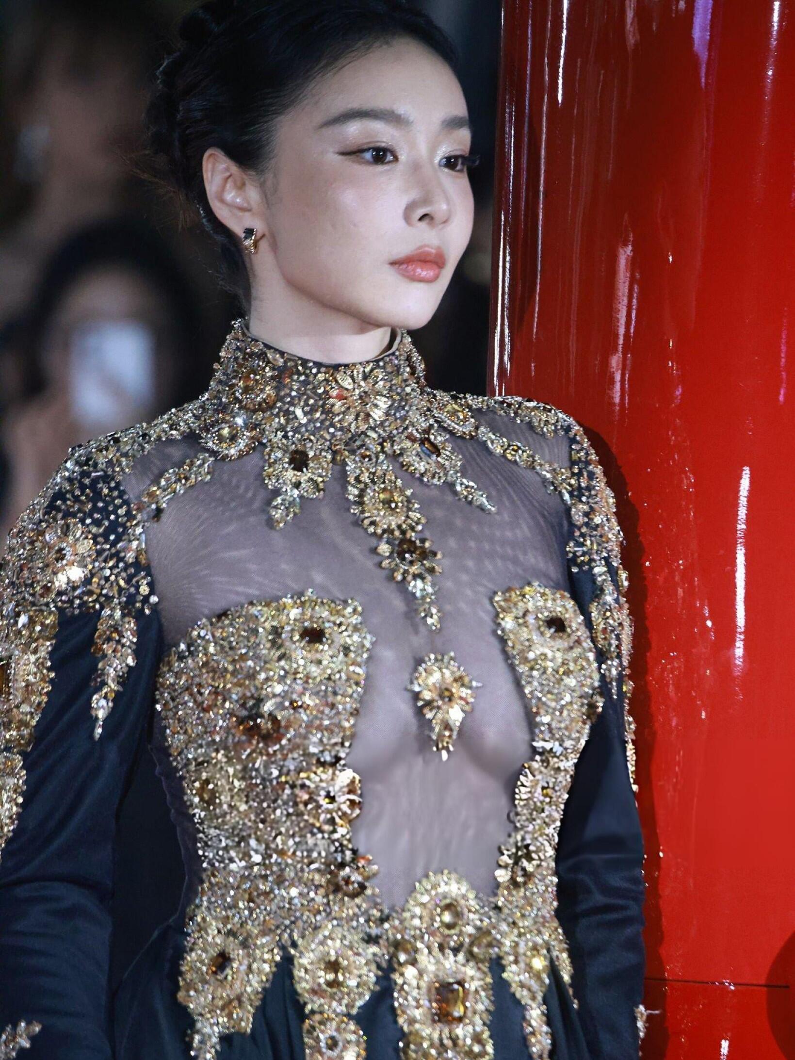 高叶透视抹胸礼服太撩人了