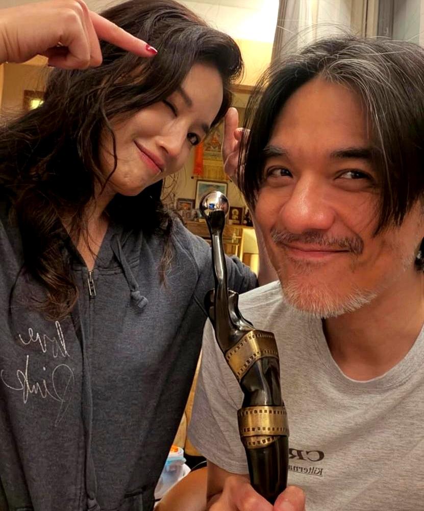 舒淇放出的那张合照，直接让网友炸了锅！冯德伦这白发……谁敢认？第一眼看，