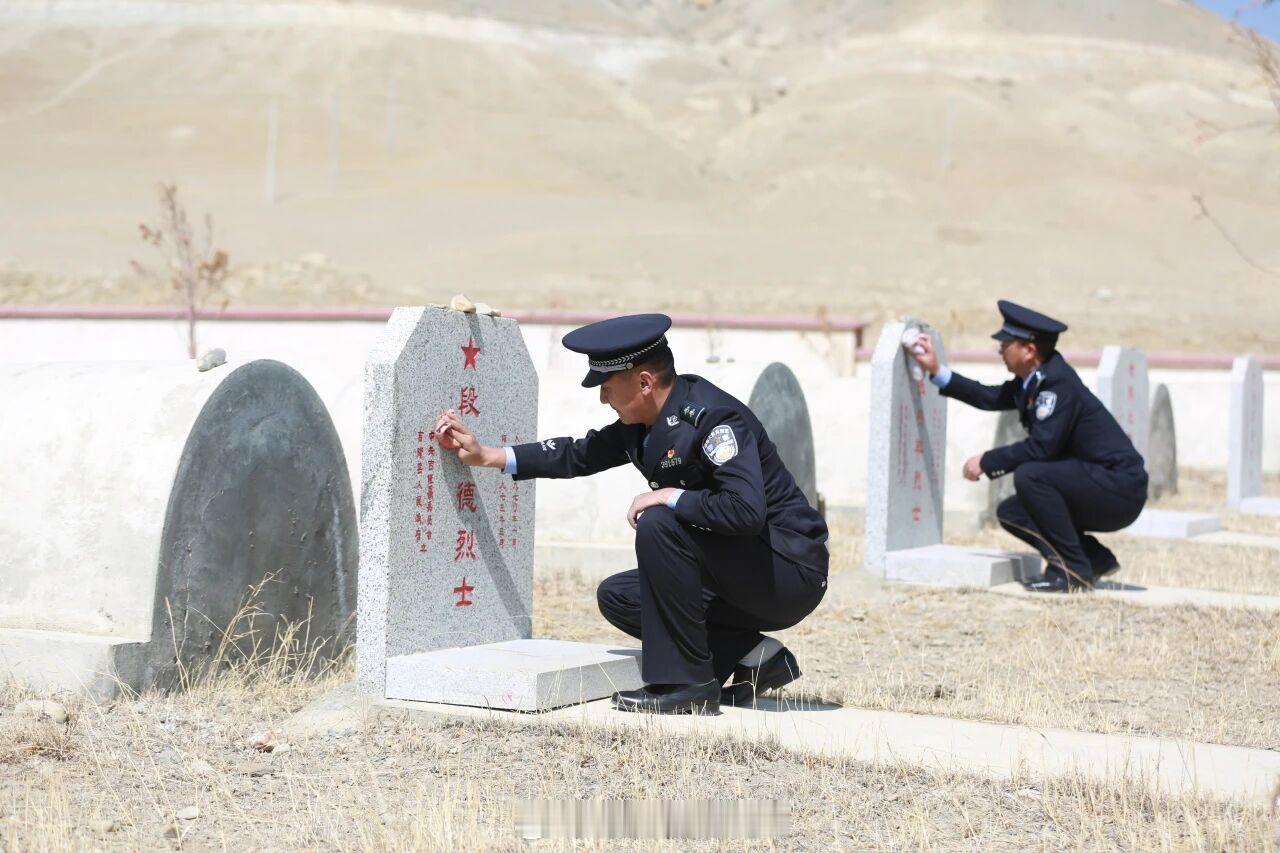 吉隆口岸边检站民警工作影像寒来暑往踏雪巡边岗位值守细致查验他们把最好的年华奉献给高原边境以日复一日的