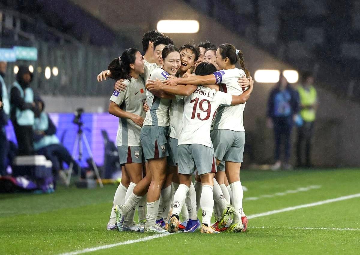 2-1逆转朝鲜的这场亚洲杯，判罚争议比进球还扎眼。王霜补时进球先被吹越位，V