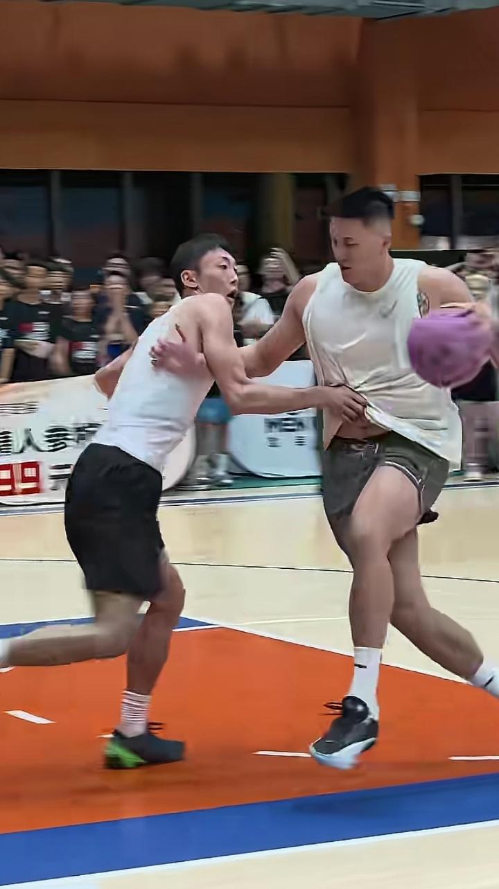 没难度，曾繁日就算在CBA联赛里打得不怎么样，但是打野球，这样横推内线还是挺简单