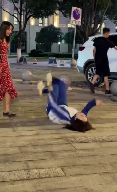 泪奔！女儿五一放假归来，才惊悉爸妈已然离婚，气得在地上打滚哭闹，哭得肝肠寸断。妈