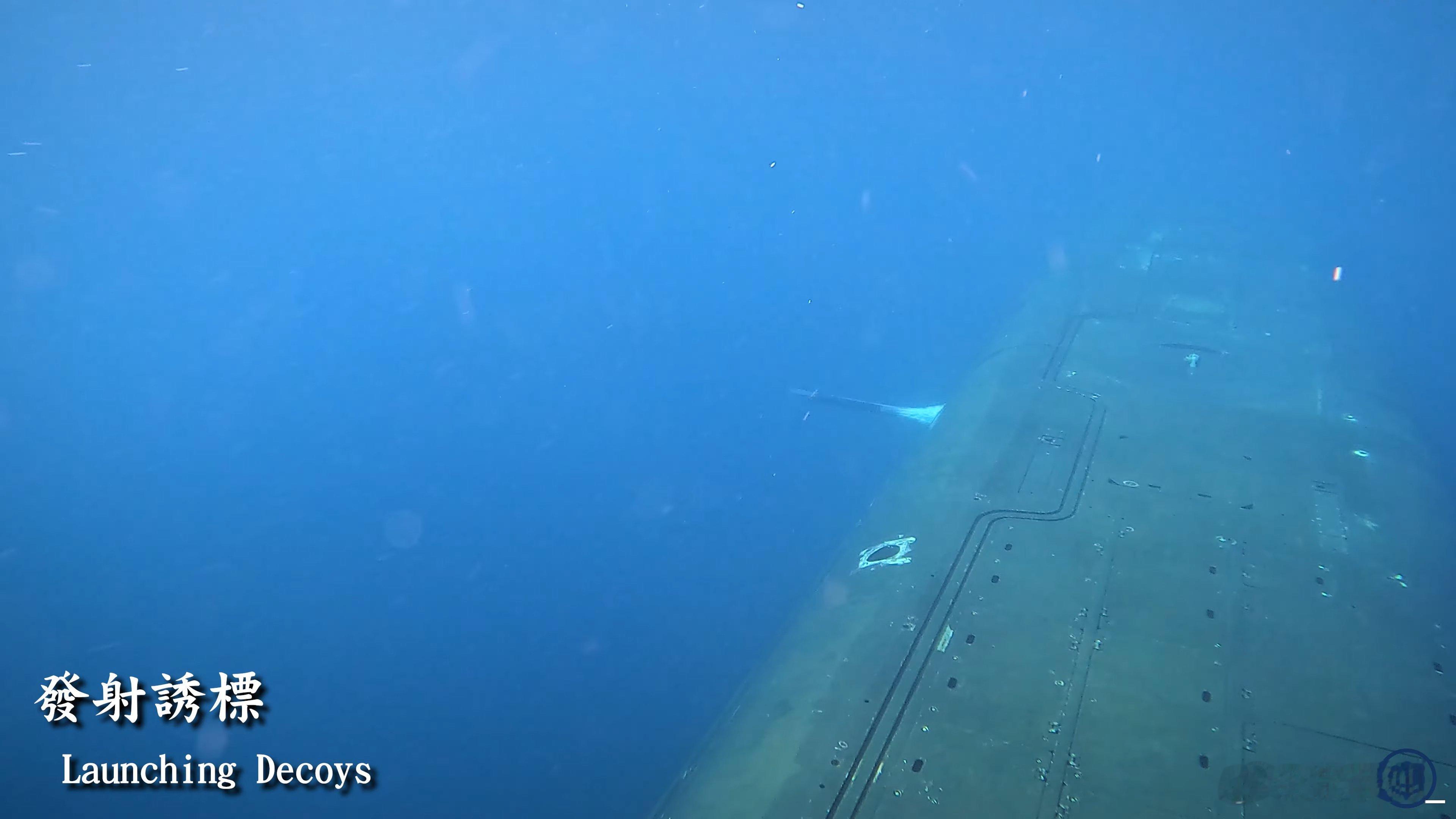 台“海鲲”号潜艇试航时发射鱼雷诱饵