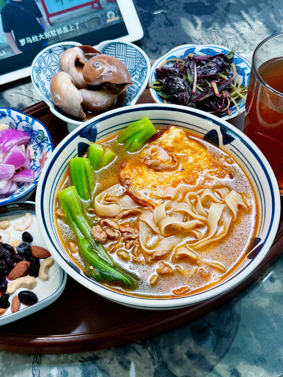 周末的早晨大家好，今天早晨做面食-肉丝蔬菜面，因为老虎不吃面条🍜，我自己的时候爱做一些面条，我要吃