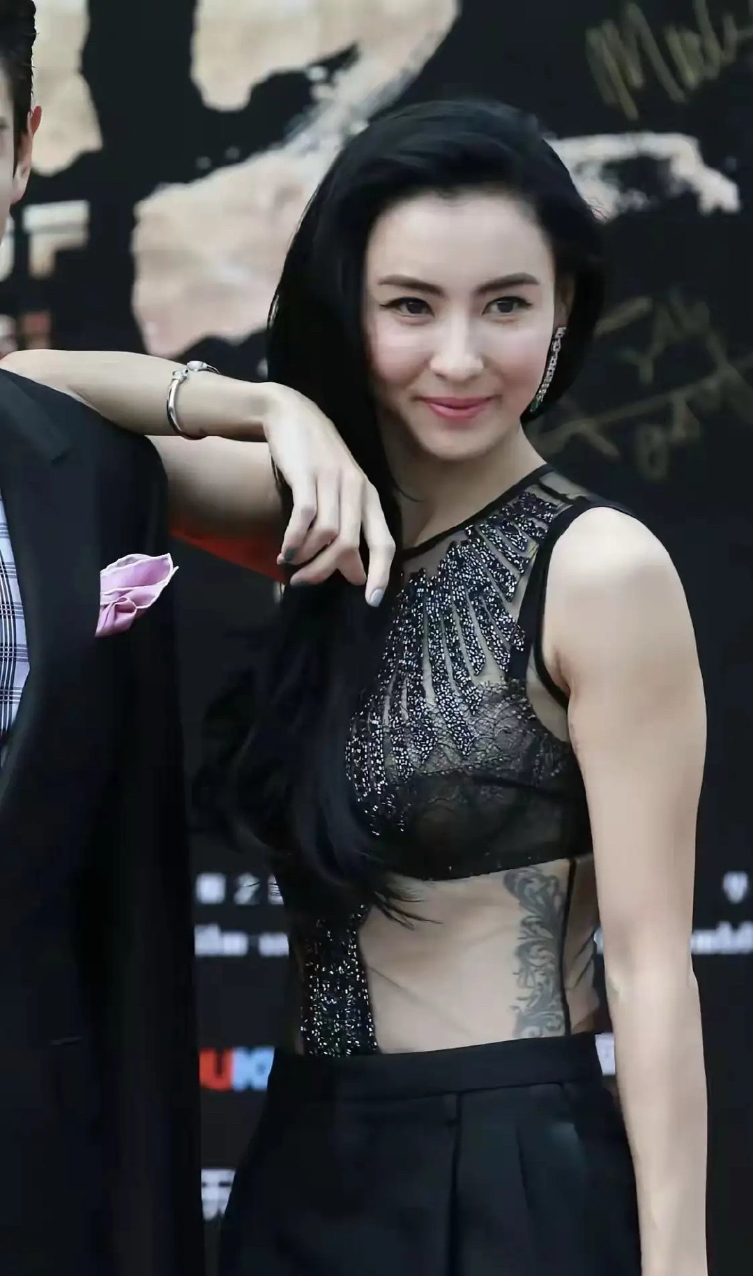 一直不懂张柏芝的纹身是什么意思，谁懂？​​​