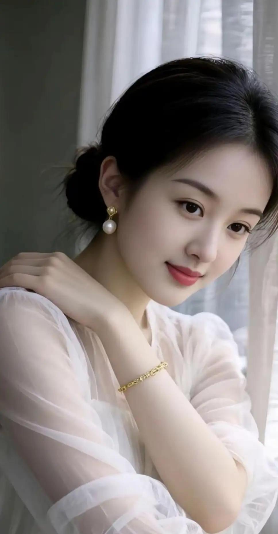 玉颜如花，金钗映月。