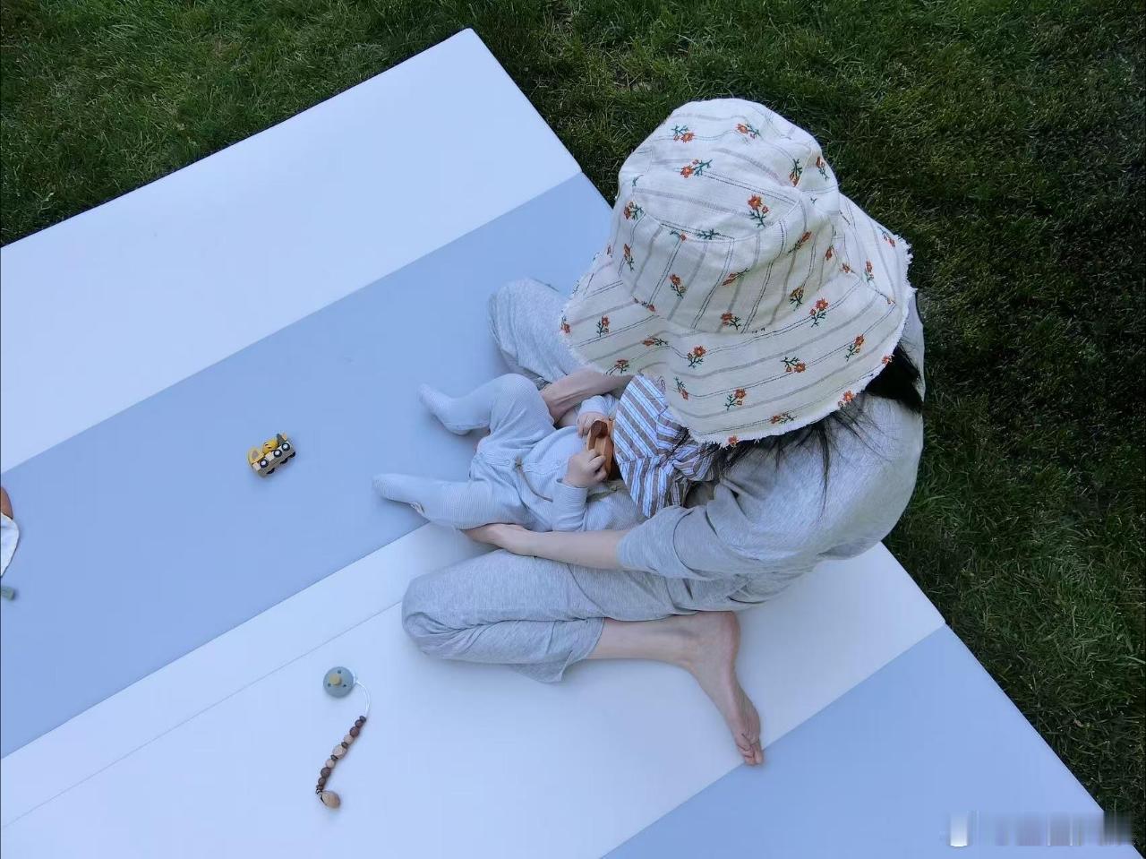 何穗母亲节晒亲子照何穗晒儿子手脚照何穗母亲节晒亲子照，儿子肉嘟嘟的好可爱。