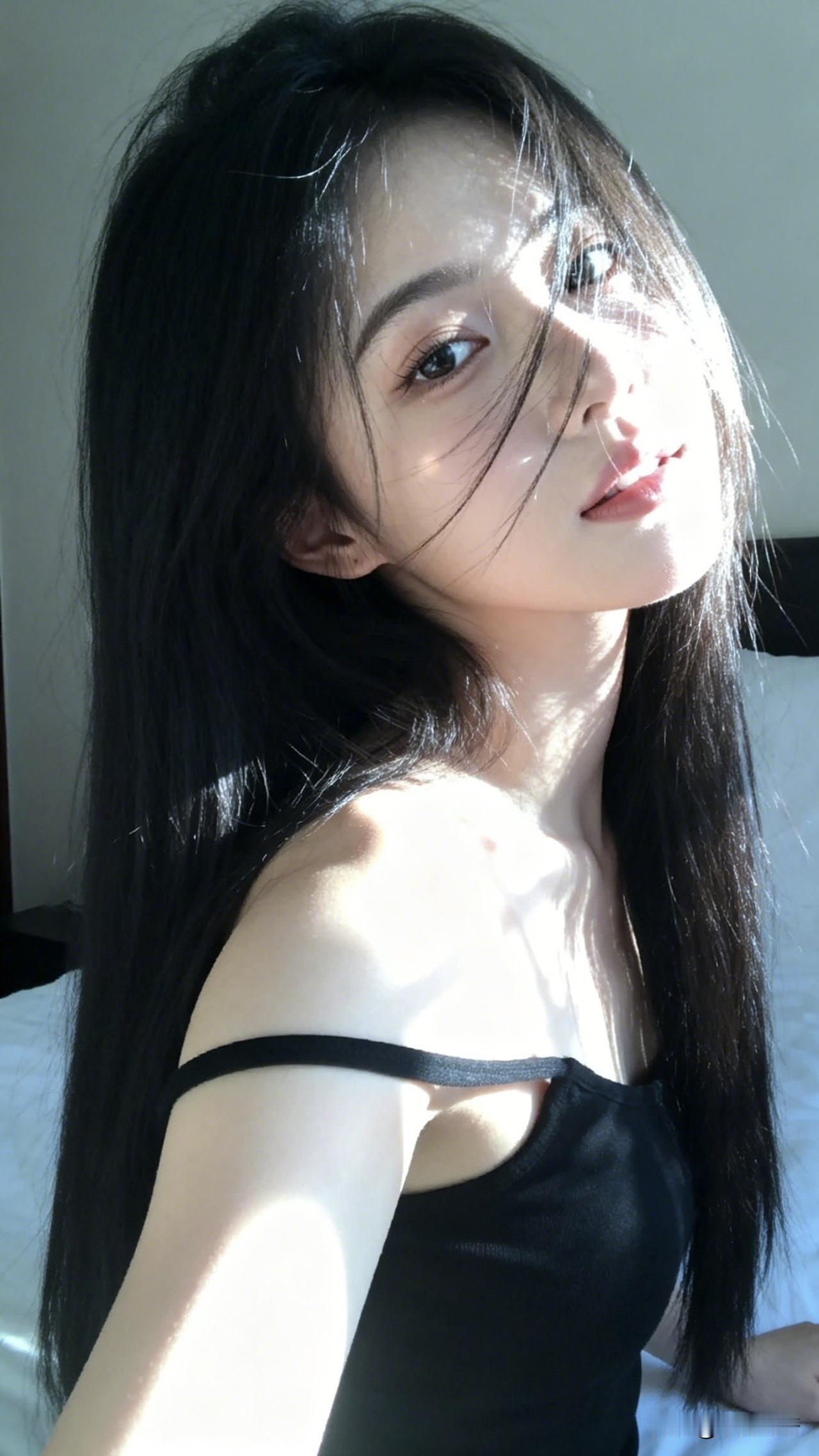 ：你别以为臭美只是年轻人。[吐舌头眯眼睛笑]首先是十几二十岁的小年轻们，他们处于爱社交的年
