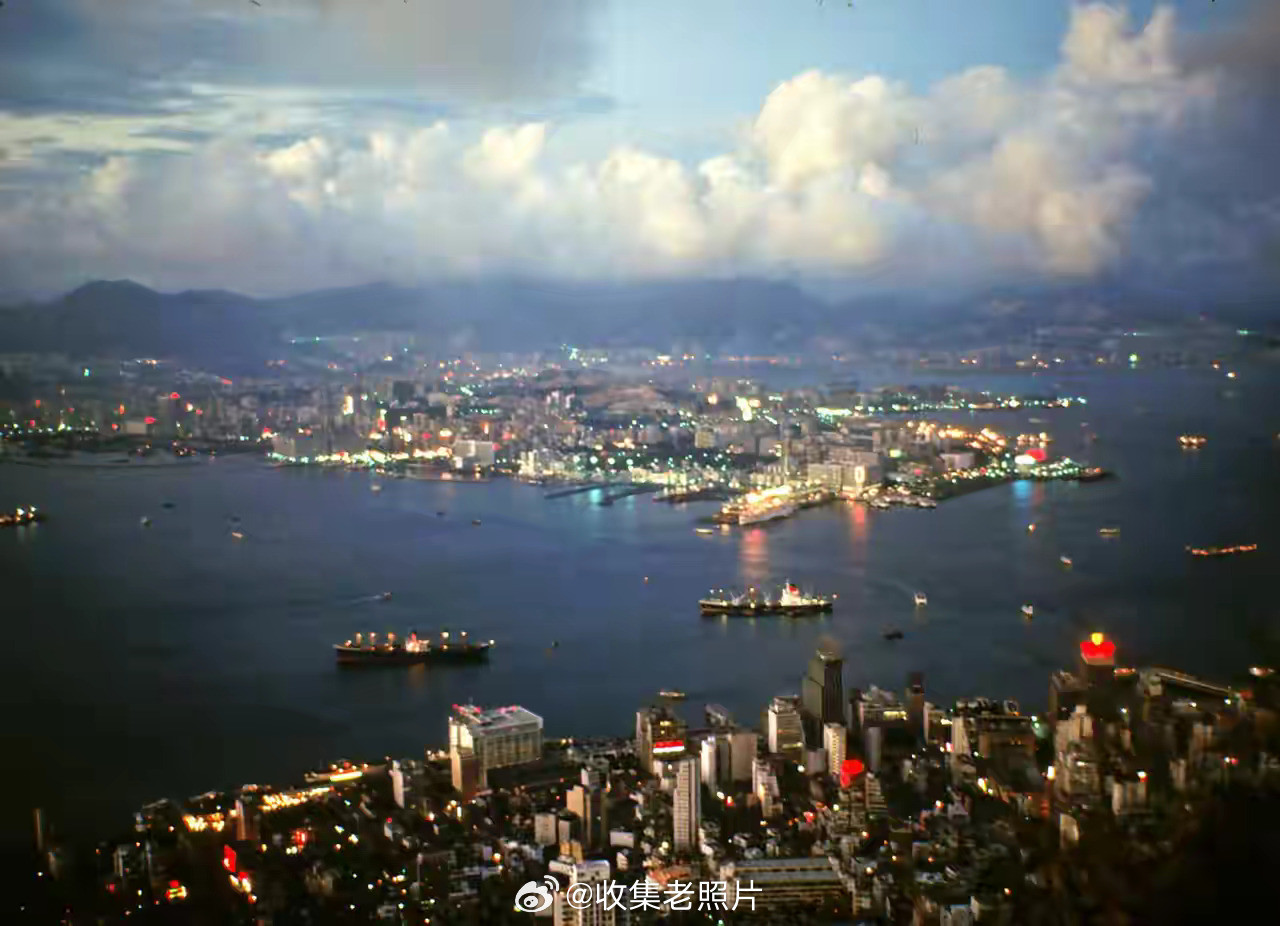 1971年，香港。当年没啥高楼，后来作为大陆改开的窗口，才慢慢发达起来。