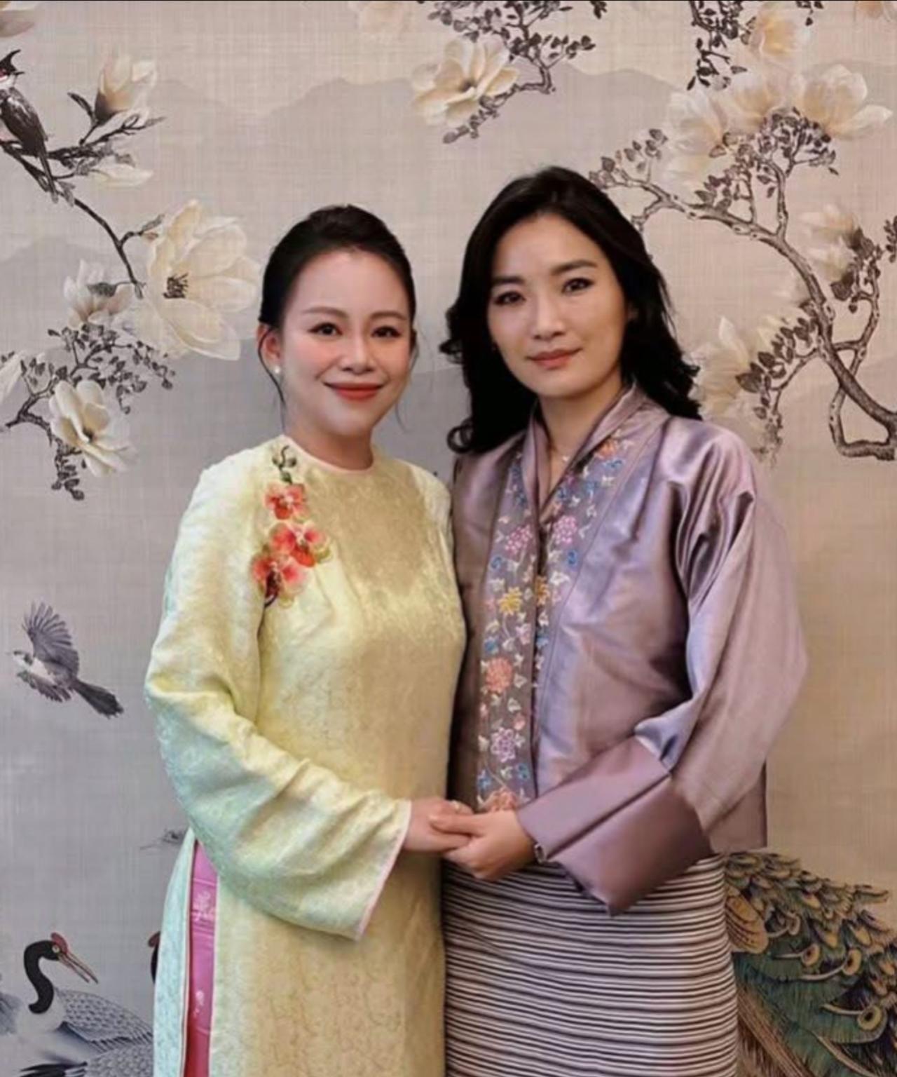 不丹王后参加私人聚会，大波浪搭配紫色礼服不丹王后佩玛访问越南时尽显风采，她积极