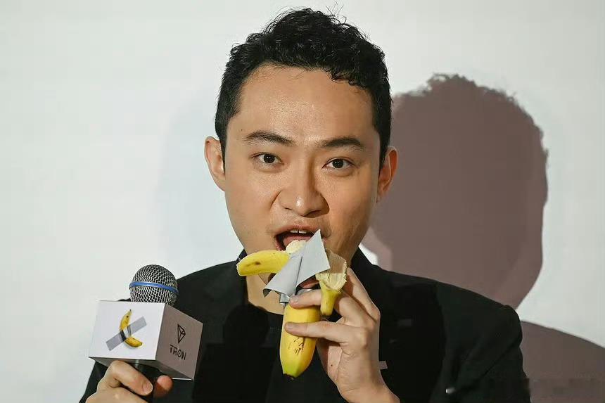 从面相上看，正面看这个人，几乎看不到一丝一毫的鼻孔。从相学上看，这个人能守住财。