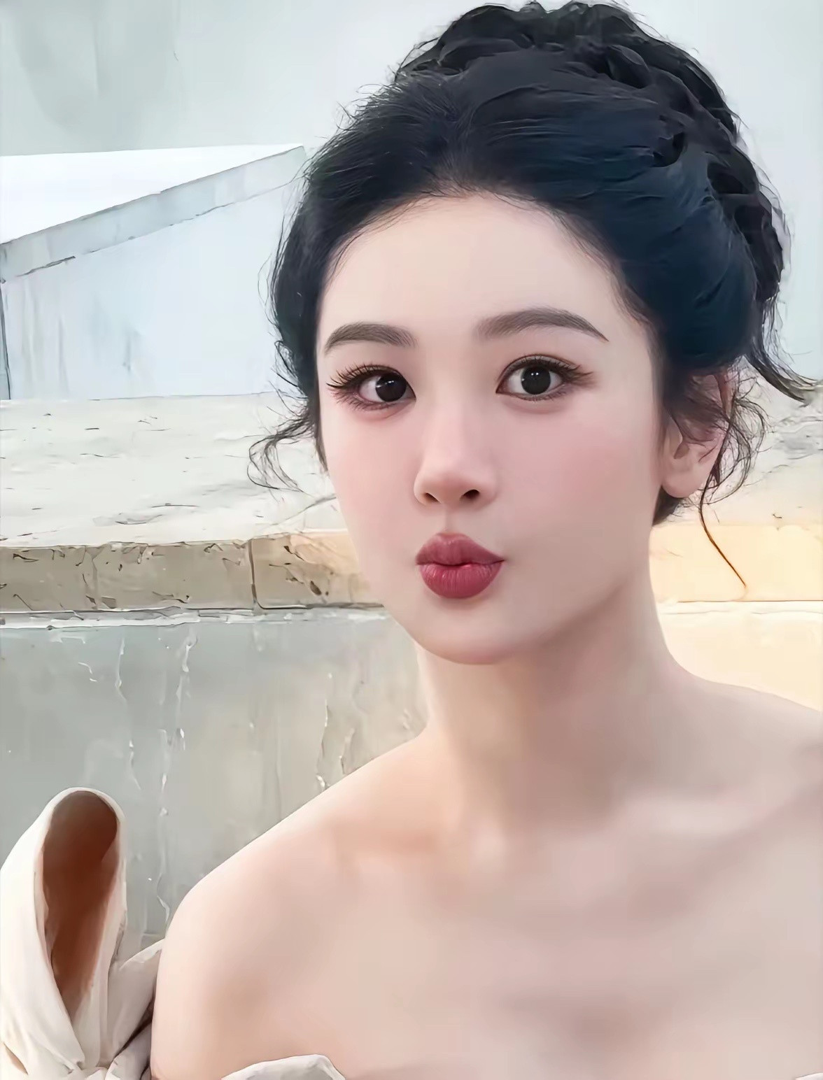 看杨紫的容貌变化，基本的轮廓没变，就是从早期的婴儿肥到现在脸部清瘦，五官更立体，