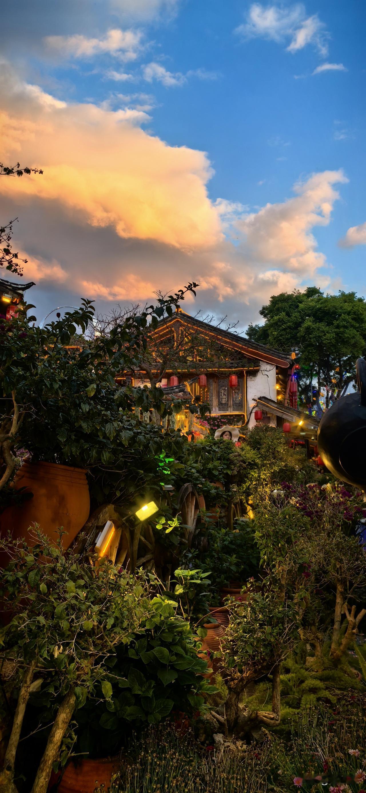 江城子·暮夜丽江一城暮色笼清疆。茗烟扬，饼香长。篱畔柔芳，风送径花香。巷