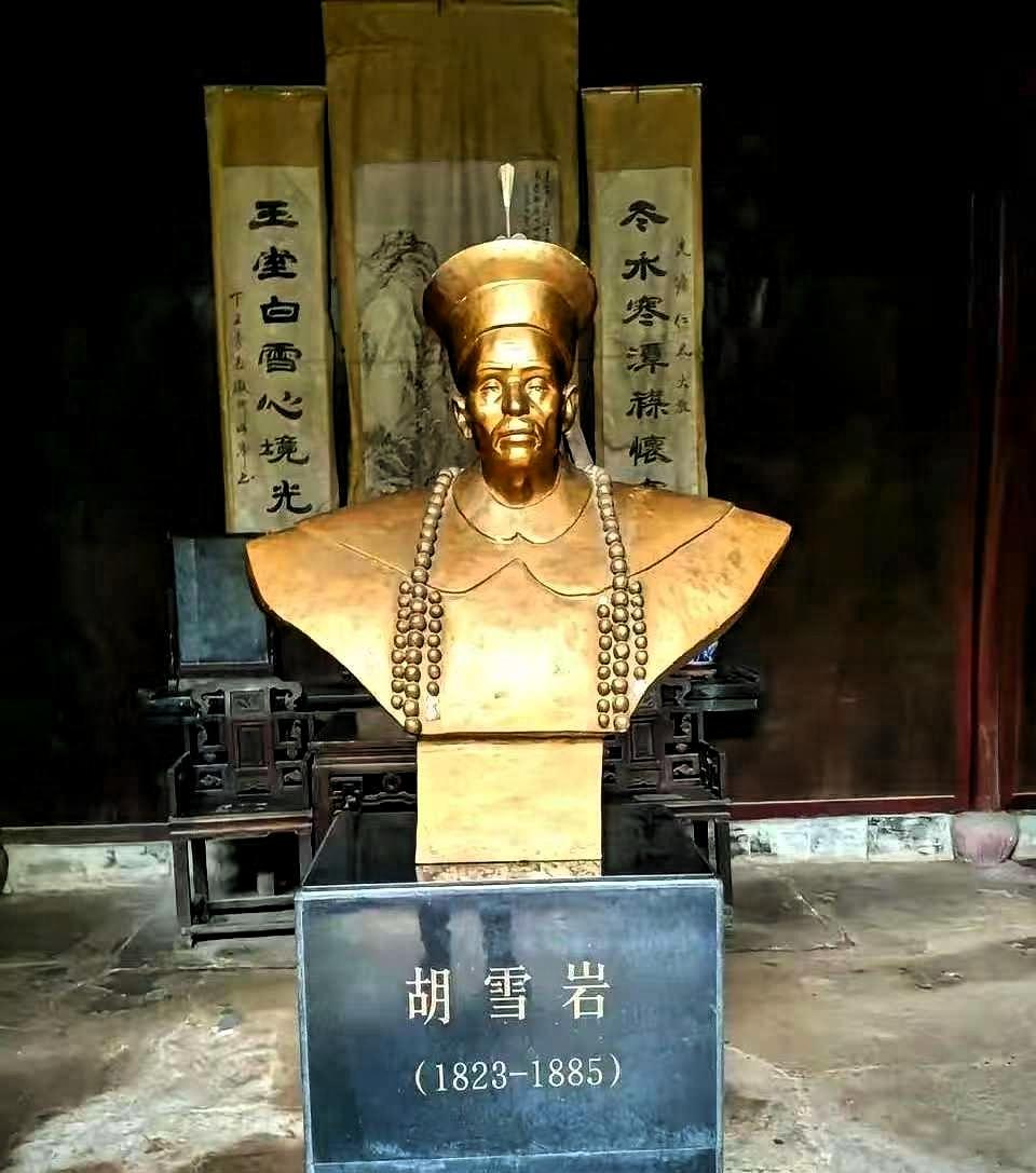 最狠的刀子，永远是自己人递过来的。李鸿章去看已经破产的胡雪岩言语间带着胜利