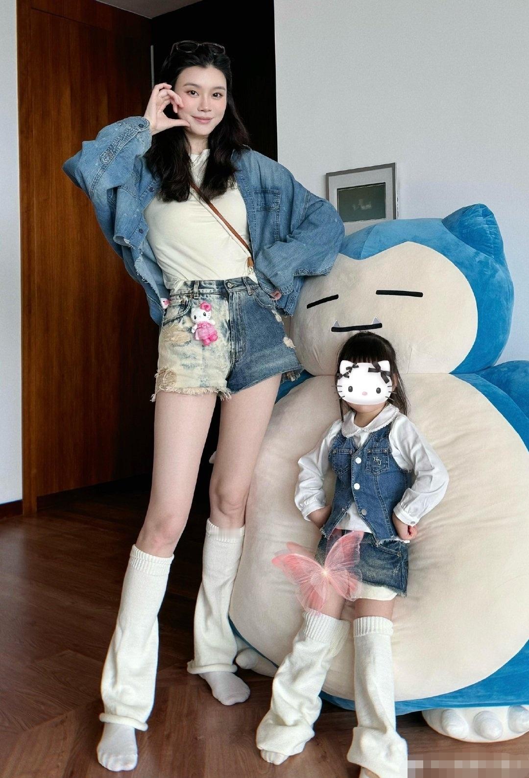 奚梦瑶女儿腿好长一定要遗传妈妈啊​​​