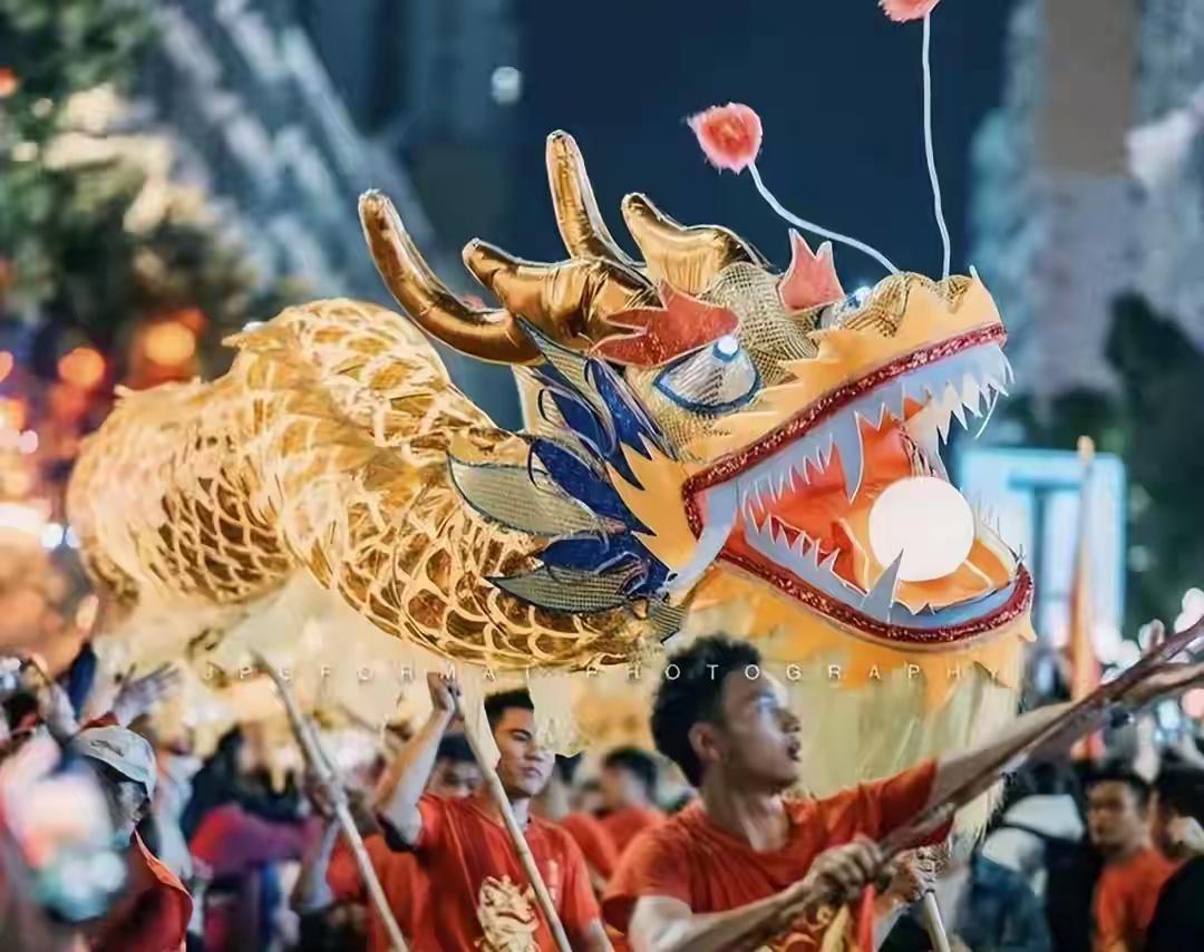 全中国都过完年了，只有粤西还在过年。在外地打工的人，年三十可以不回来，年初一可