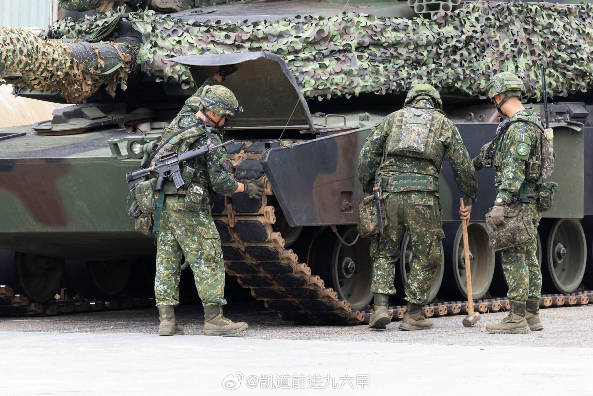 台海局势M1A2T蛙布兰战车在「立即戰備操演」中的疏散隐蔽伪装。这样的伪装不仅