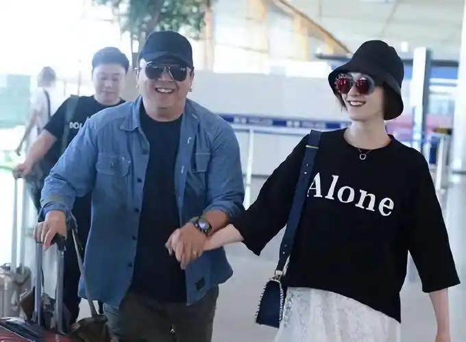 结婚十年李小冉罕见与老公现身机场，其穿搭造型及风格解析