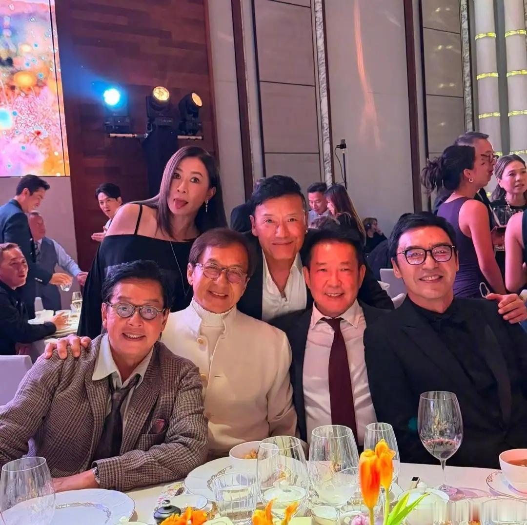 成龙、谭咏麟、元彪、洪金宝、钟镇涛、曾志伟等一帮香港巨星在婚礼上同框，他们都已经