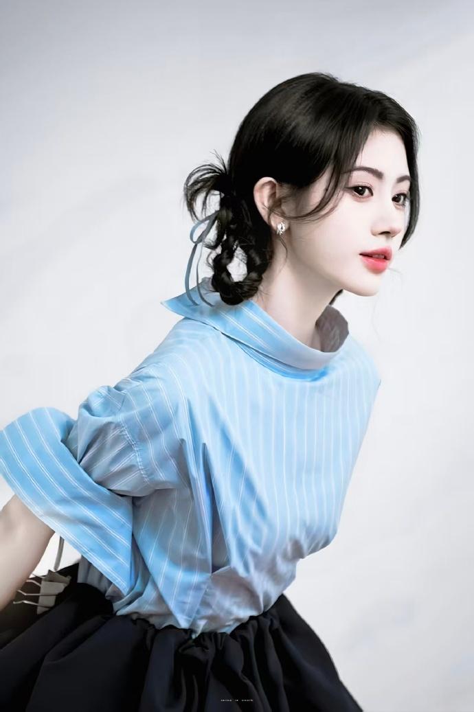 鞠婧祎的蓝色高定造型简直美到我心巴上了！这组大片一出来就热议不断，真不愧是时尚标