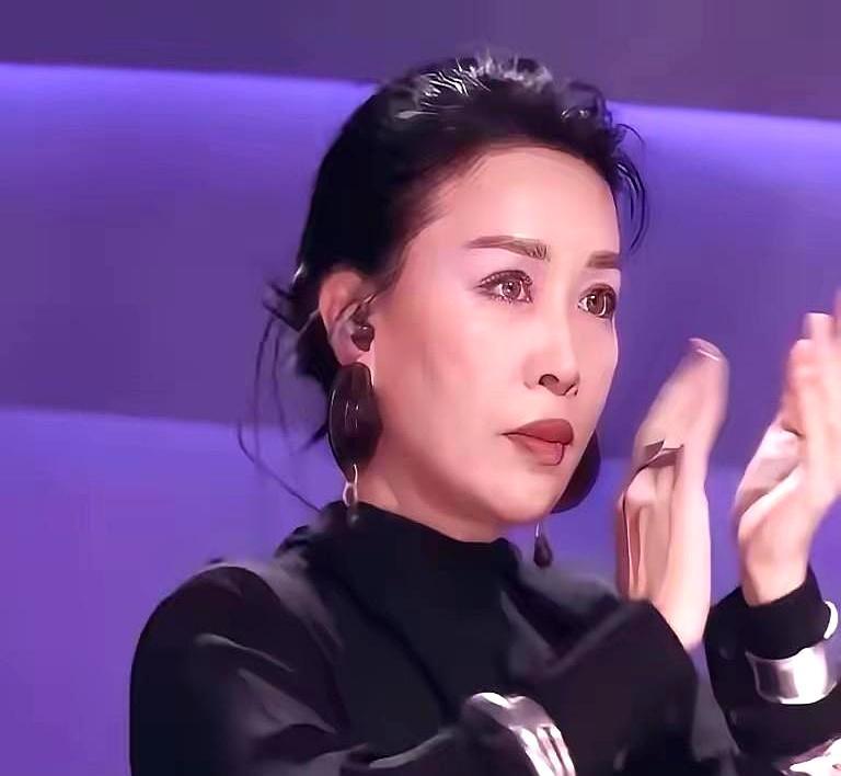 60岁上镜像35岁，只靠一盒修容灯光一亮，法令纹先藏进阴影里。化妆师用最深