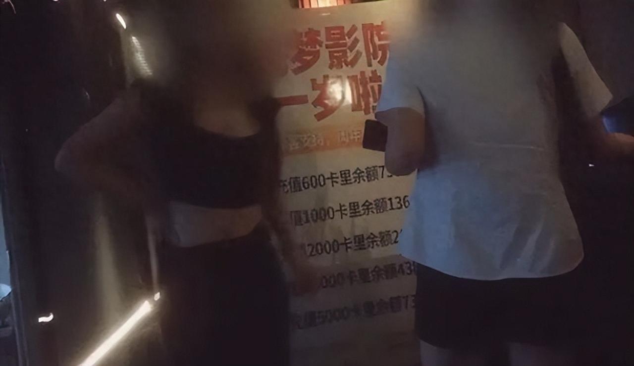 私人影院作为新型休闲消费场所，凭借独立封闭的包厢空间，自由选片的消费模式，慢慢走