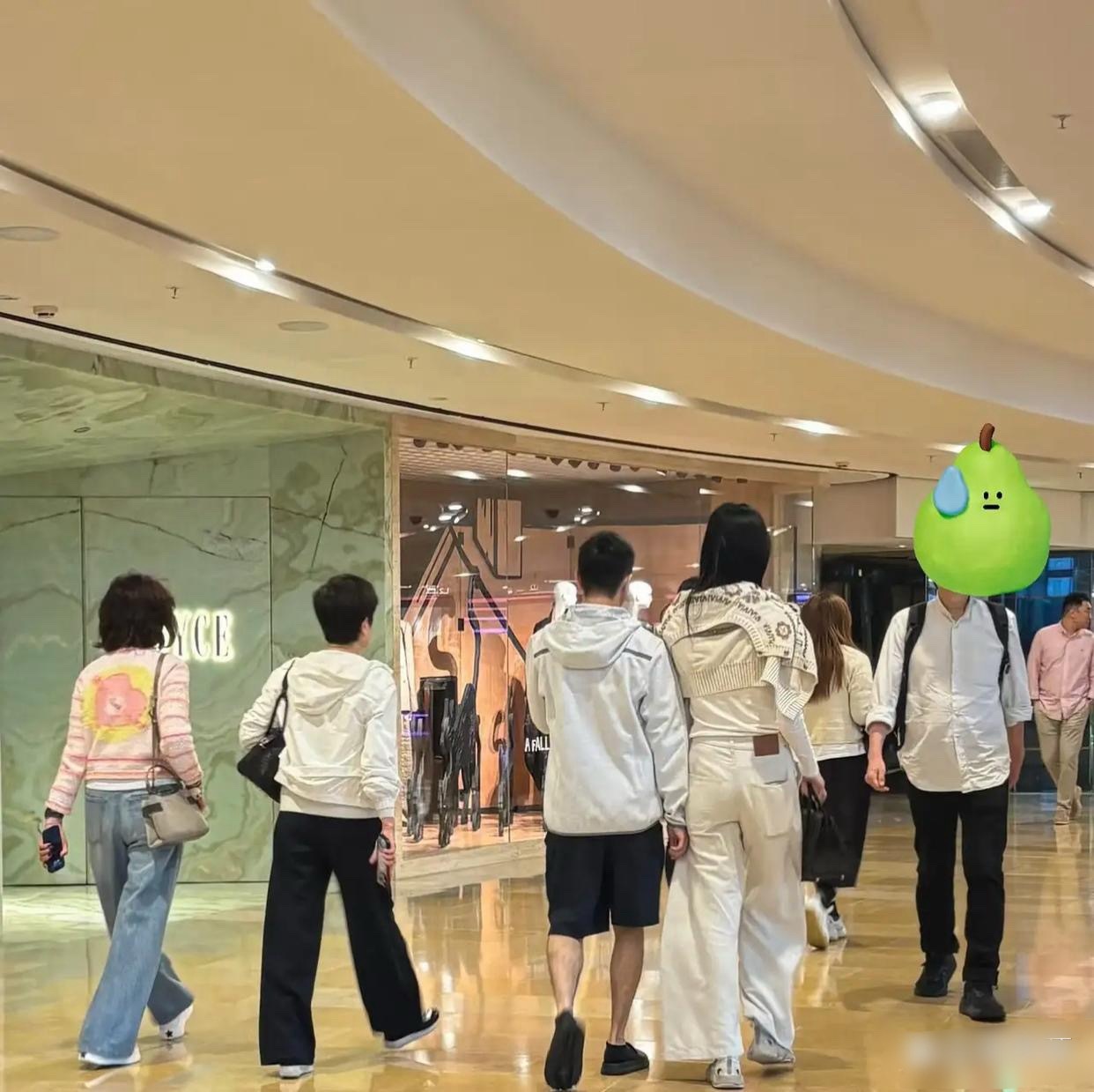 赌王四太，奚梦瑶和何猷君在香港逛街被偶遇，俩人真实身高曝光！奚梦瑶和何猷君俩人都