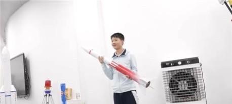 深圳高二中学生“手搓”火箭飞燕一号发射成功，突破10KM海拔高度！谈这事前我先跟