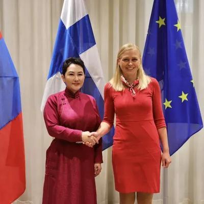 🌛蒙古国外长巴特策策格最近去了趟芬兰，和芬兰外交官见面之后，两国出来了一份